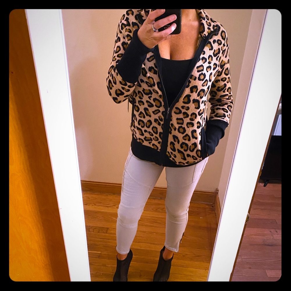 Woman’s Rachel Zoe zip up. Size small 💕